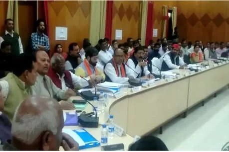 बाराबंकी: कुर्सी पर आगे बैठने को लेकर बैठक में भिड़े दो सपा नेता! बाराबंकी: कुर्सी पर आगे बैठने को लेकर बैठक में भिड़े दो सपा नेता!