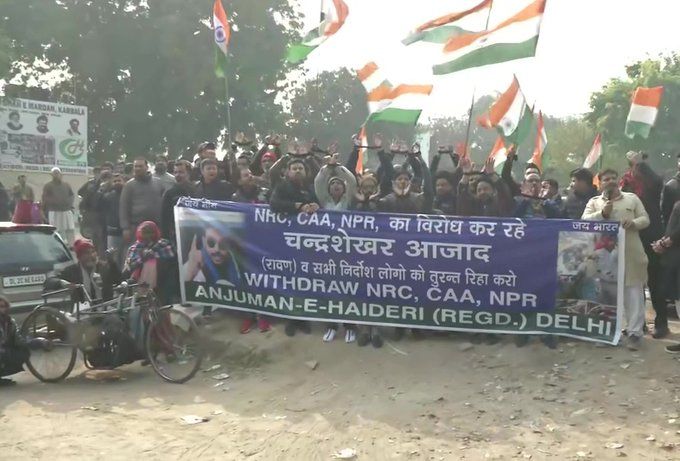 दिल्ली: जोरबाग पर लोग प्रदर्शन कर रहे हैं। उनकी मांग है कि भीम आर्मी चीफ चंद्रशेखर आजाद को रिहा किया जाए।