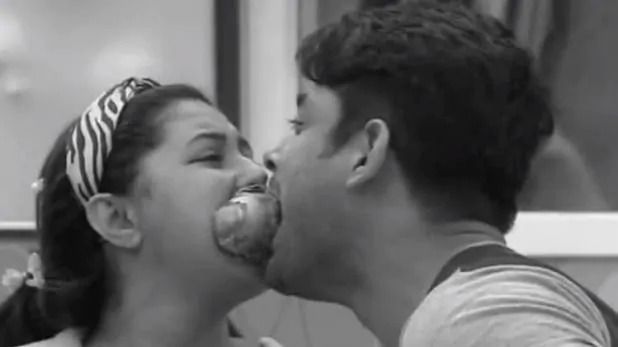 बिग बॉस पर अश्लीलता फैलाने का आरोप, बैन करने के लिए केंद्रीय मंत्री को लिखा पत्र बिग बॉस पर अश्लीलता फैलाने का आरोप, बैन करने के लिए केंद्रीय मंत्री को लिखा पत्र