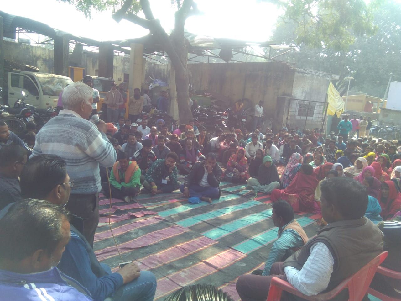 पार्षद पर लगा नगर निगम कर्मी को मारने पीटने का आरोप, सभी सफाई कर्मी धरने पर बैठें पार्षद पर लगा नगर निगम कर्मी को मारने पीटने का आरोप, सभी सफाई कर्मी धरने पर बैठें