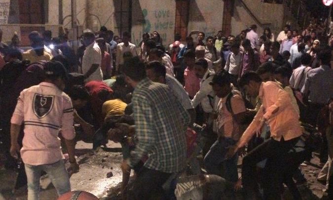 मुंबई: CSMT रेलवे स्टेशन के पास फुट ओवर ब्रिज ढह गया। कई लोगों के घायल होने की सूचना, प्लेटफ़ॉर्म 1उत्तर छोर को जोड़ने वाला ओवर ब्रिज ढहा है।घायल व्यक्तियों को अस्पतालों में स्थानांतरित किया जा रहा