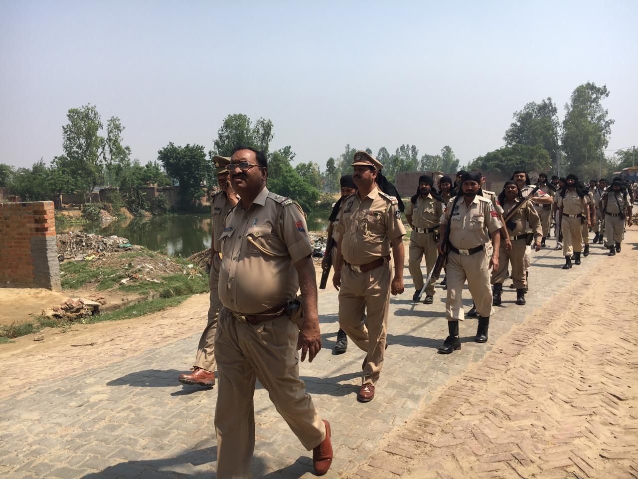 मुरादाबाद बिलारी पुलिस व पैरामिलिट्री फोर्स के जवानों ने गांवों में किया फ्लैग मार्च