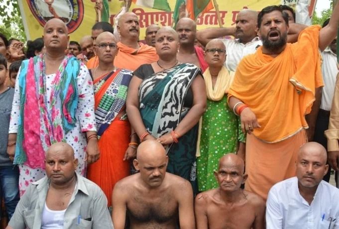 शिक्षामित्रों की समस्या दूर करने के लिए योगी सरकार ने बनाई कमेटी, कहा- सरकार इस मुद्दे पर गंभीर शिक्षामित्रों की समस्या दूर करने के लिए योगी सरकार ने बनाई कमेटी, कहा- सरकार इस मुद्दे पर गंभीर