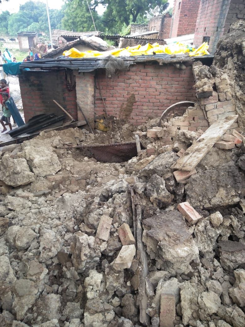 वाराणसी :चोलापुर में बारिश के कारण कच्चा मकान गिरने से एक कि मौत वाराणसी :चोलापुर में बारिश के कारण कच्चा मकान गिरने से एक कि मौत
