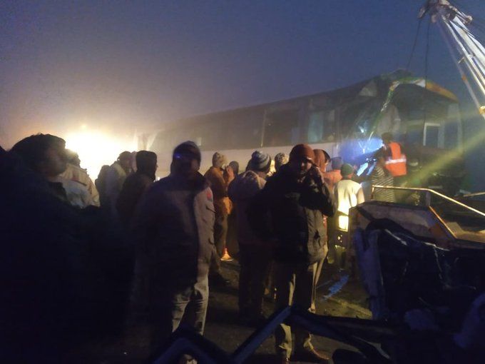 उन्नाव में एक्सप्रेस-वे पर बस ने बोलेरो में टक्कर मारी, आठ लोग गंभीर जख्मी