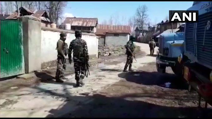 जम्मू-कश्मीर में आतंकियों और सुरक्षा बलों में मुठभेड़, चार आतंकी हुए ढेर जम्मू-कश्मीर में आतंकियों और सुरक्षा बलों में मुठभेड़, चार आतंकी हुए ढेर