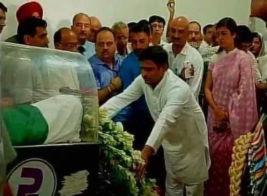 यूपी पूर्व CM सपा सुप्रीमो @yadavakhilesh ने पूर्व प्रधानमंत्री अटल बिहारी वाजपेयी को श्रद्धांजलि दी.