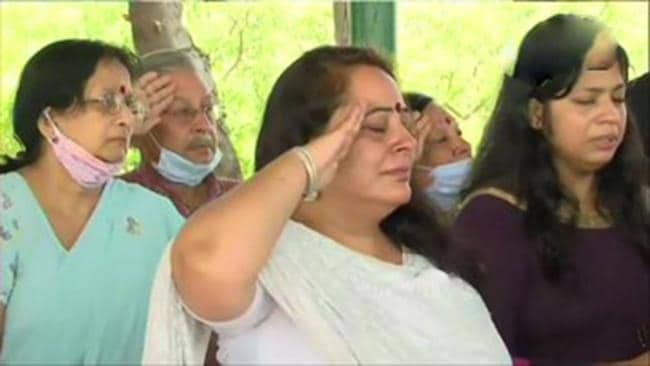 हंदवाड़ा एनकाउंटर में शहीद हुए सेना की 21 राष्ट्रीय राइफल्स के कमांडिंग ऑफिसर कर्नल आशुतोष शर्मा को अंतिम विदाई दी गई. शहीद कर्नल आशुतोष जम्मू कश्मीर में कई मिशन का हिस्सा रहे.