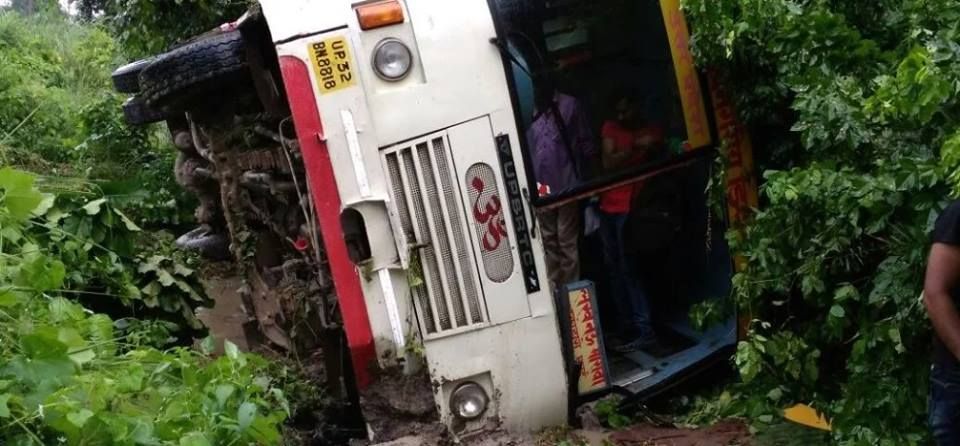 उन्नाव से आ रही बस लखनऊ में पलटी उन्नाव से आ रही बस लखनऊ में पलटी
