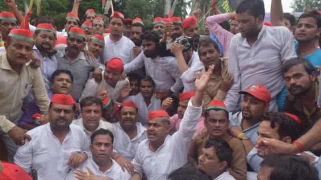 CM योगी को काले झंडे दिखाने जा रहे सपा विधायक गिरफ्तार CM योगी को काले झंडे दिखाने जा रहे सपा विधायक गिरफ्तार