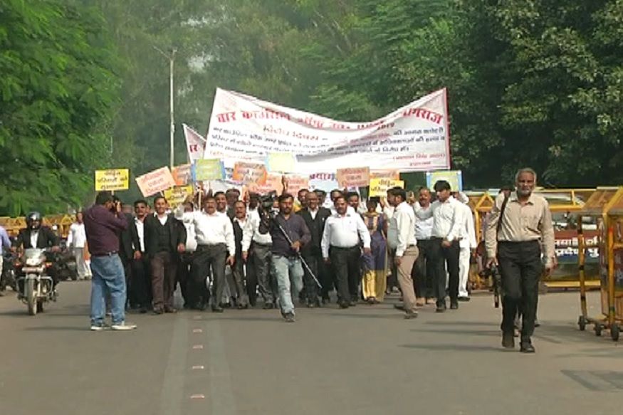 प्रदेश में वकीलों की हड़ताल, टकराव की आशंका में सभी कप्तानों को जारी हुआ अलर्ट प्रदेश में वकीलों की हड़ताल, टकराव की आशंका में सभी कप्तानों को जारी हुआ अलर्ट