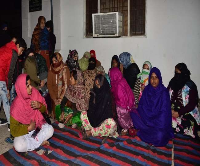 घंटाघर के बाद अब गोमतीनगर में शुरू हुआ सीएए-एनआरसी का विरोध, धरने में बैठी महिलाएं