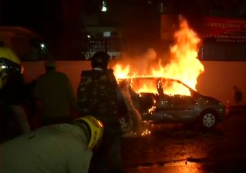 दिल्लीः दरियागंज में प्रदर्शनकारियों ने कार में लगाई आग। पुलिस ने किया लाठीचार्ज