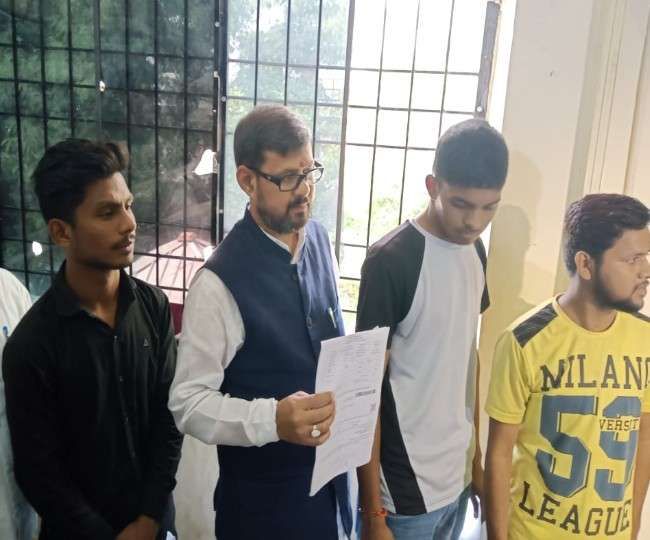 अपने DL का नवीनीकरण कराने RTO पहुंचे परिवहन मंत्री, लाइन में लगकर पूरी की औपचारिकता अपने DL का नवीनीकरण कराने RTO पहुंचे परिवहन मंत्री, लाइन में लगकर पूरी की औपचारिकता