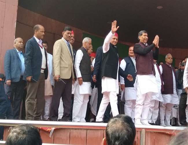 BSP के पूर्व सांसद राम प्रसाद चौधरी समर्थकों के साथ सपा में शामिल