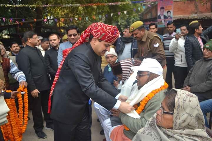 जिलाधिकारी ने कलेक्ट्रेट के प्राचीर पर राष्ट्रीय झंडारोहण करने के पश्चात स्वतंत्रता संग्राम सेनानियों का किया सम्मान