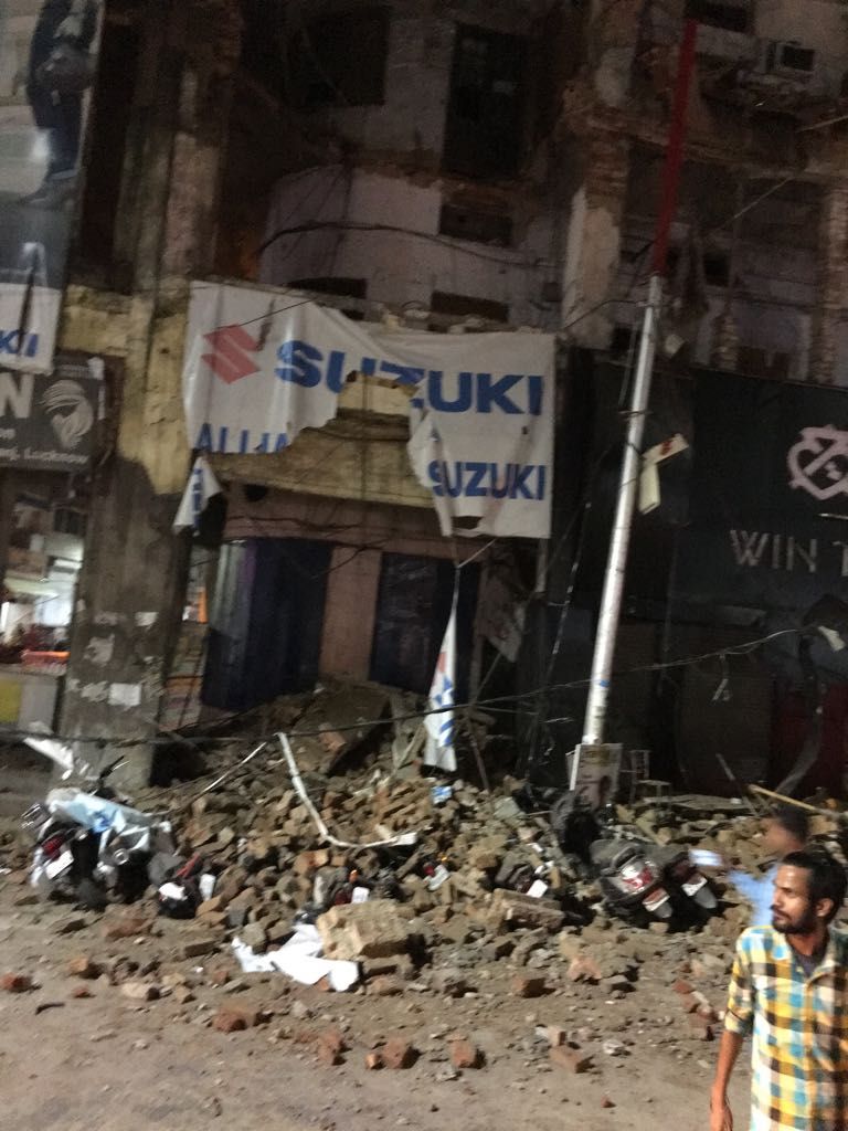 तलवार पेट्रोल पंप के पास हजरतगंज में नारंग बिल्डिंग गिरी।