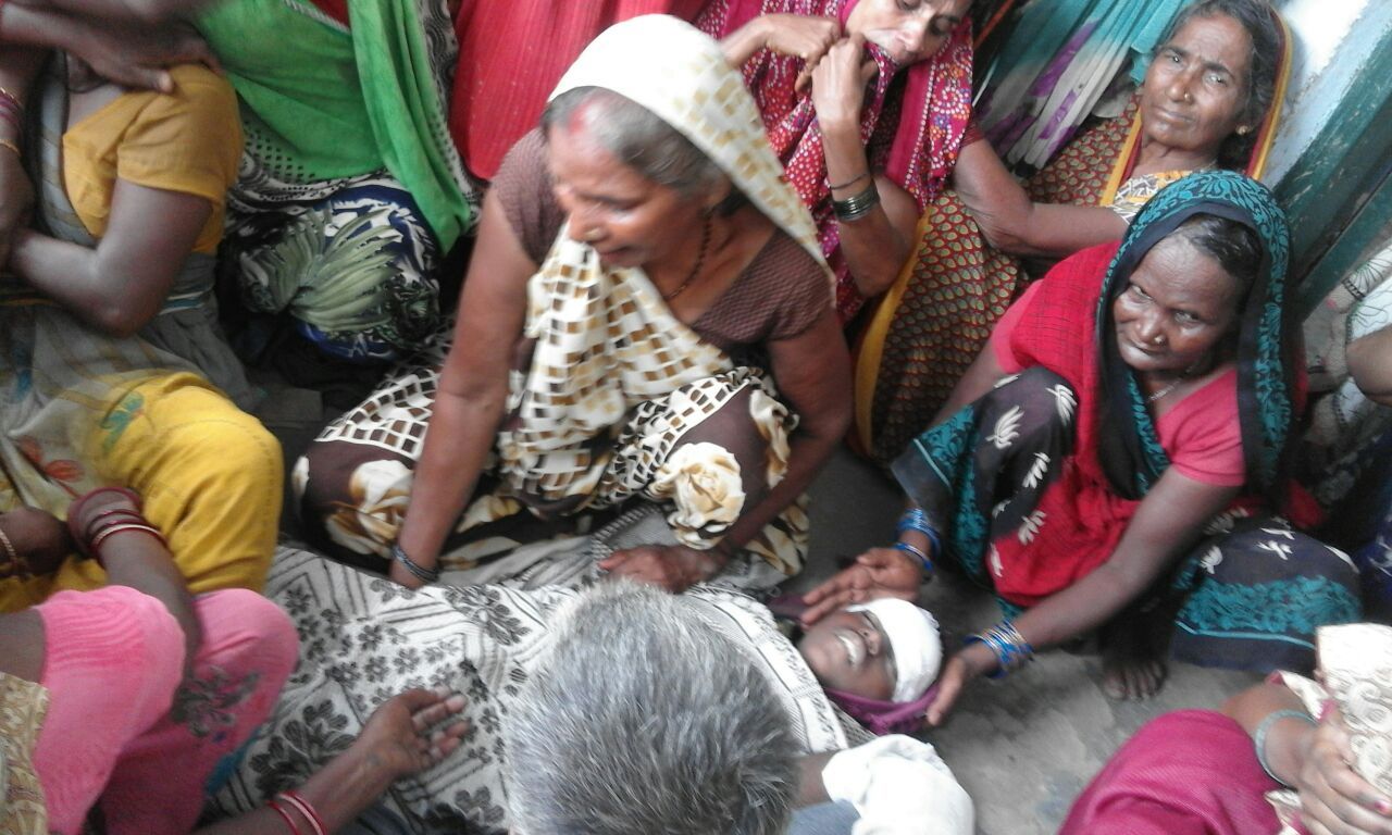 प्राथमिक विद्यालय का गेट के साथ दीवार गिरने से 11वर्षीय बच्चे की हुयी मौत-जेपी यादव प्राथमिक विद्यालय का गेट के साथ दीवार गिरने से 11वर्षीय बच्चे की हुयी मौत-जेपी यादव