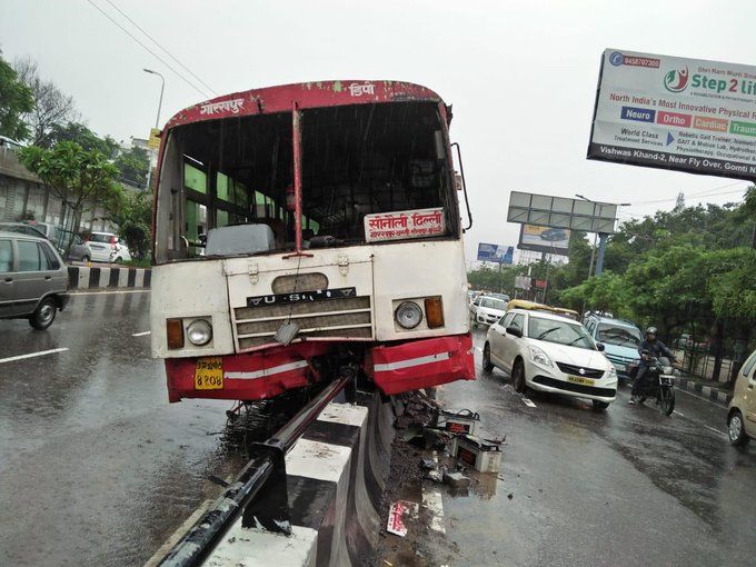 लखनऊ में लोहिया चौराहे के पास परिवहन विभाग की एक बस अनियंत्रित होकर डिवाइडर पर चढ़ गई।
