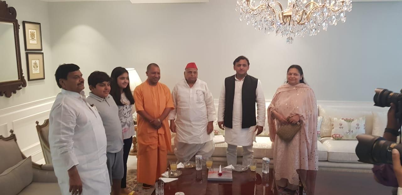 सीएम योगी आदित्यनाथ ने मुलायम सिंह यादव से मिलकर उनके स्वास्थ्य के बारे में जानकारी ली ! अखिलेश यादव और शिवपाल यादव भी मौजूद रहे