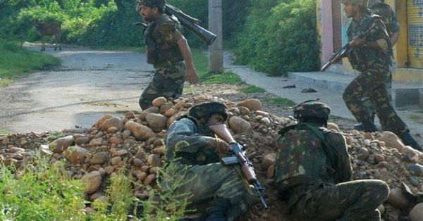 जम्मू-कश्मीर के पुलवामा सेक्टर के राजपुरा इलाके में सुरक्षा बल और आतंकियों के बीच मुठभेड़ की सूचना है. सेना को इलाके में आतंकियों के छिपे होने की सूचना मिली थी जिसके बाद यहां सर्च ऑपरेशन शुरू किया