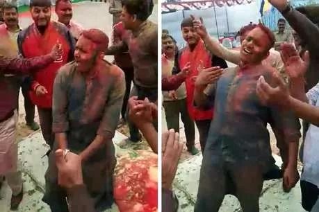सपना चौधरी के गाने पर शामली के एसपी विनीत जायसवाल का जबर्दस्त डांस सपना चौधरी के गाने पर शामली के एसपी विनीत जायसवाल का जबर्दस्त डांस