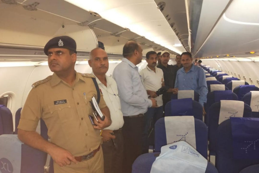 लखनऊ एयरपोर्ट:  फ्लाइट में बम की सूचना से हडकंप, फर्जी सूचना देने वाले यात्री को हिरासत में लिया गया