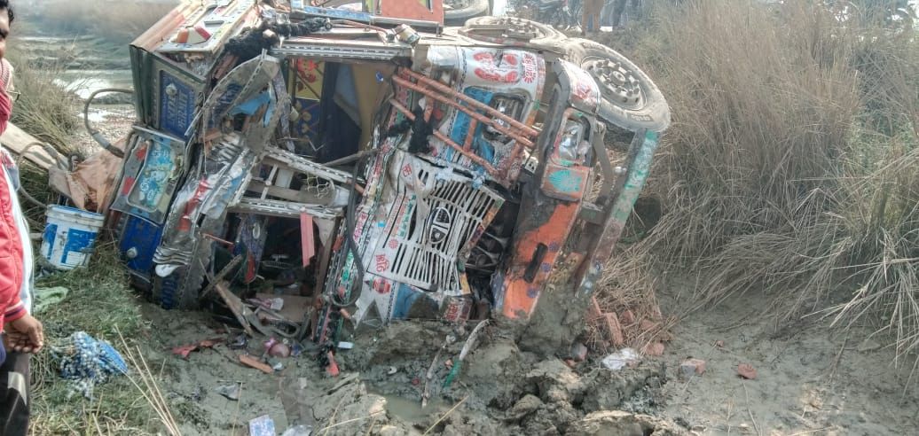 असंतुलित ट्रक पलटने से दो घायल