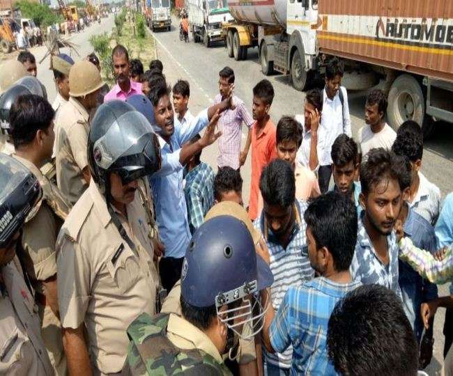 बस्ती में ट्रक की चपेट में आने से छात्रा की मौत, सड़क जाम बस्ती में ट्रक की चपेट में आने से छात्रा की मौत, सड़क जाम