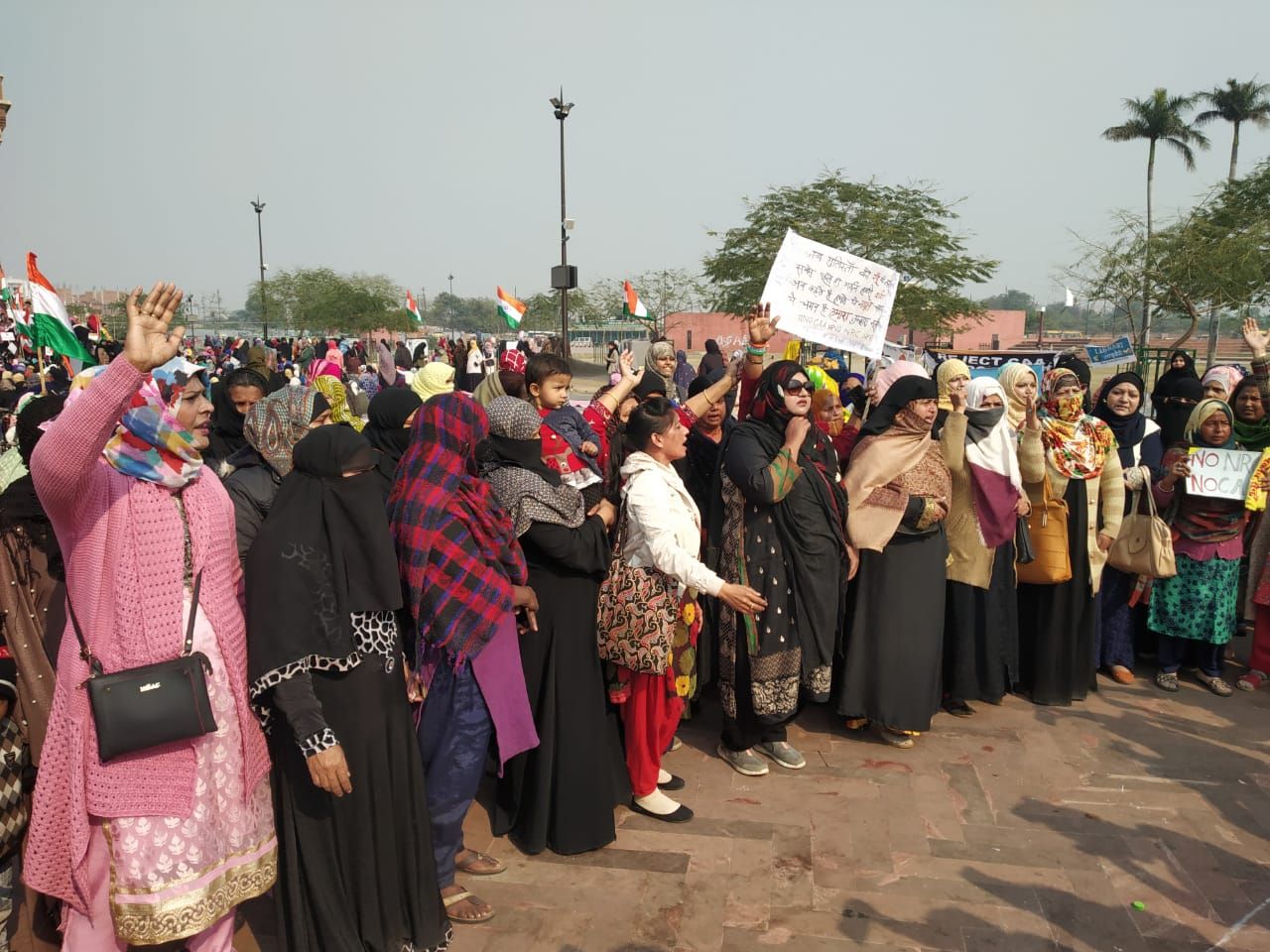 सपा की नेता पूजा शुक्ला समेत चार ह‍िरासत में, शांंत‍िभंग करने पर हुई कार्रवाई