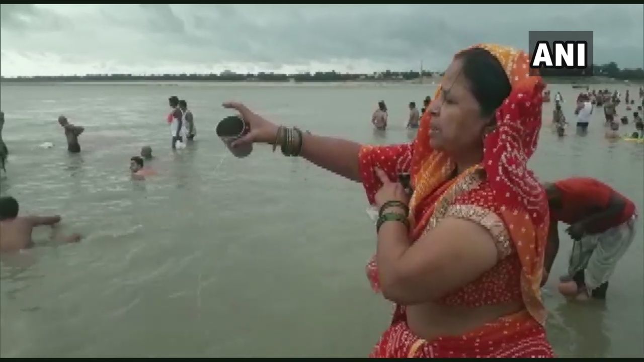 प्रयागराज: भक्त सोमवती अमावस्या के अवसर पर संगम घाट पर पवित्र स्नान कर रहे हैं।