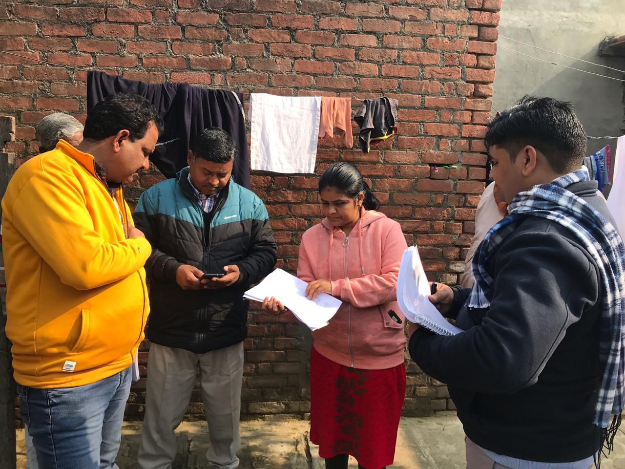 नायब तहसीलदार ने घर घर जाकर शौचालयों की जाँच की, शौचालय सुचारु हालात में मिले