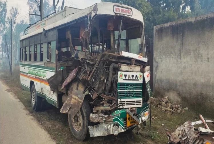 अमरोहा : बस और पिकअप की टक्कर में दो की मौत, कई घायल