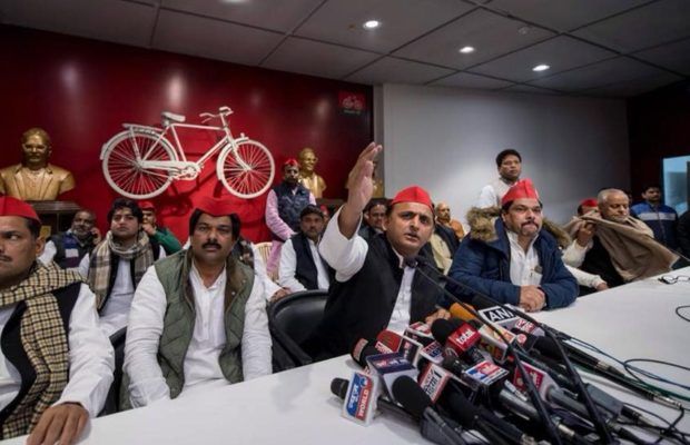 अखिलेश यादव का पीएम नरेंद्र मोदी पर हमला- आप 48 देश घूम आए, बताइए कहां होता है ऐसा? अखिलेश यादव का पीएम नरेंद्र मोदी पर हमला- आप 48 देश घूम आए, बताइए कहां होता है ऐसा?