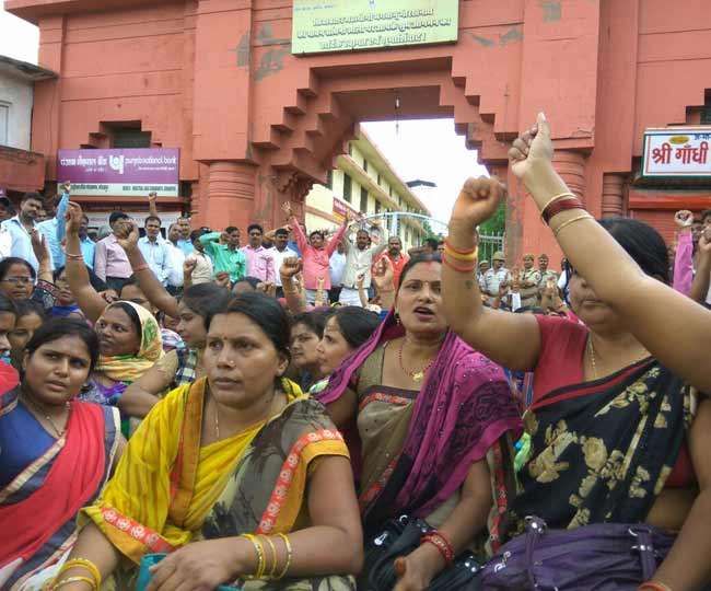 उत्तर प्रदेश में भड़के शिक्षामित्रों का जबरदस्त प्रदर्शन, तोड़फोड़ , दिल के दौरे से शिक्षिका की मौत उत्तर प्रदेश में भड़के शिक्षामित्रों का जबरदस्त प्रदर्शन, तोड़फोड़ , दिल के दौरे से शिक्षिका की मौत
