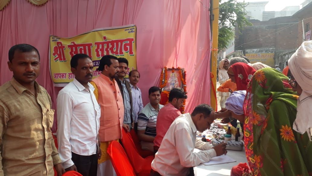श्री सेवा संस्थान अयोध्या ने हजारो परिक्रमार्थियों को बांटा निःशुल्क दवा श्री सेवा संस्थान अयोध्या ने हजारो परिक्रमार्थियों को बांटा निःशुल्क दवा