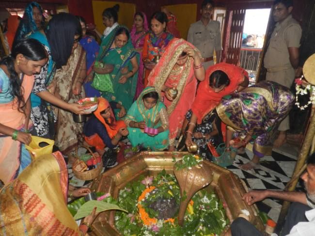 सावन के आखिरी सोमवार को शिव भक्तों की भीड़, शिवालयों में उमड़ी शिव भक्तों की भारी भीड़, भगवान शिव को जलाभिषेक के लिए लगी भीड़।