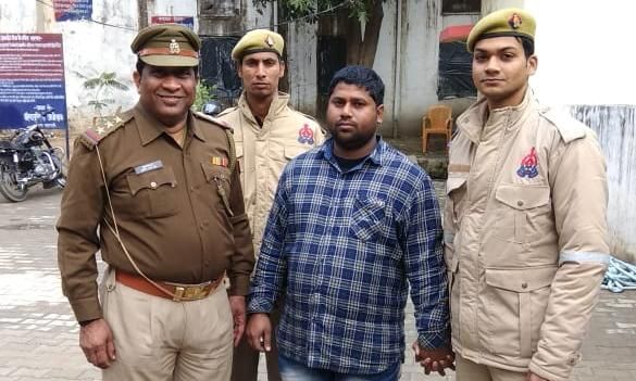 मिर्जामुराद पुलिस द्वारा जमीन के विवाद में अपने चाचा की हत्या का वांछित अभियुक्त गिरफ्तार मिर्जामुराद पुलिस द्वारा जमीन के विवाद में अपने चाचा की हत्या का वांछित अभियुक्त गिरफ्तार