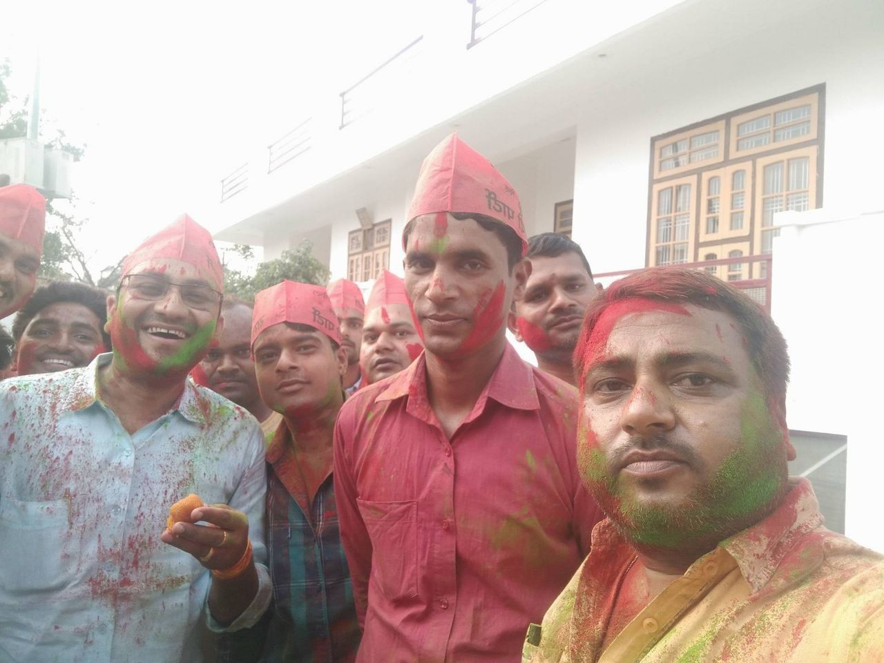 सपाइयों ने आज फिर होली दिवाली एक साथ मनाई सपाइयों ने आज फिर होली दिवाली एक साथ मनाई