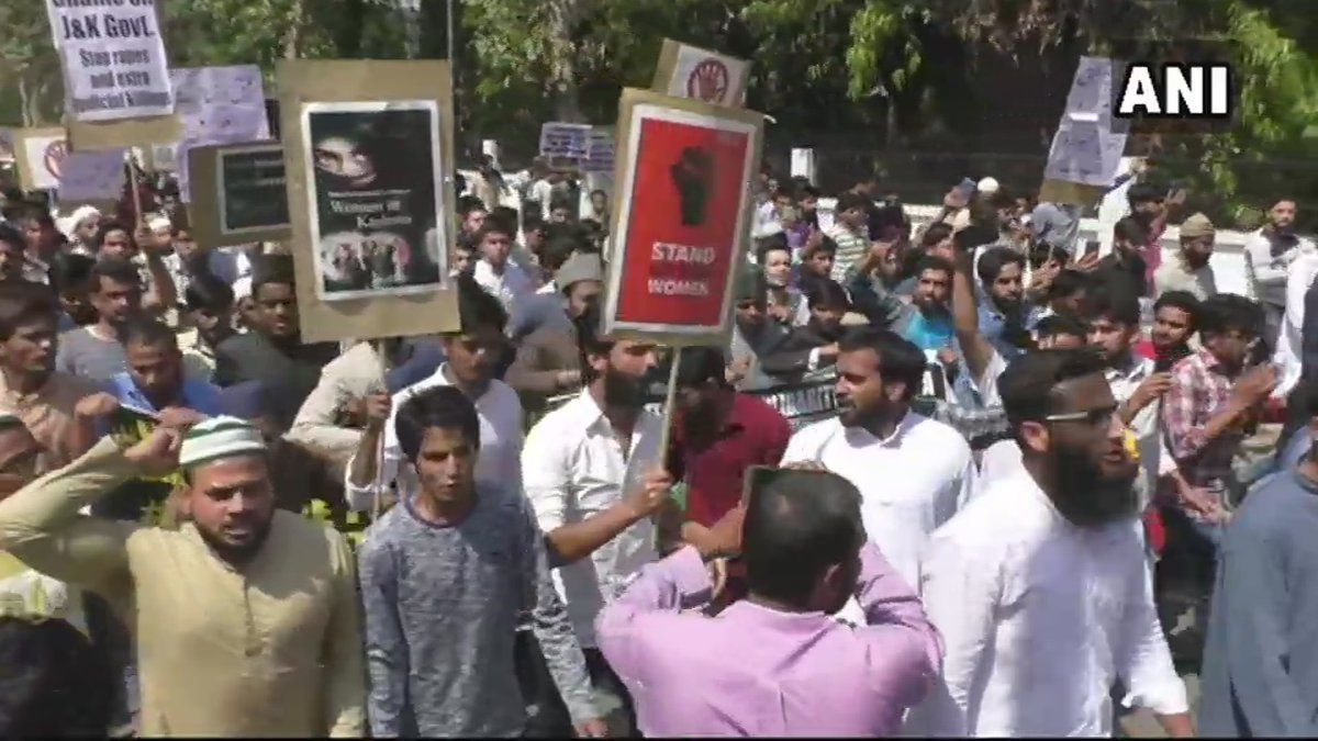 अलीगढ़ः कठुआ और उन्नाव रेप केस के खिलाफ अलीगढ़ मुस्लिम यूनिवर्सिटी के स्टूडेंट्स का प्रदर्शन।