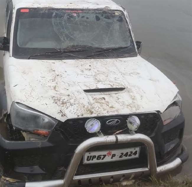 घने कोहरे की वजह से देर रात नहर में पलटी स्कॉर्पियो, तीन लोगों की मौत