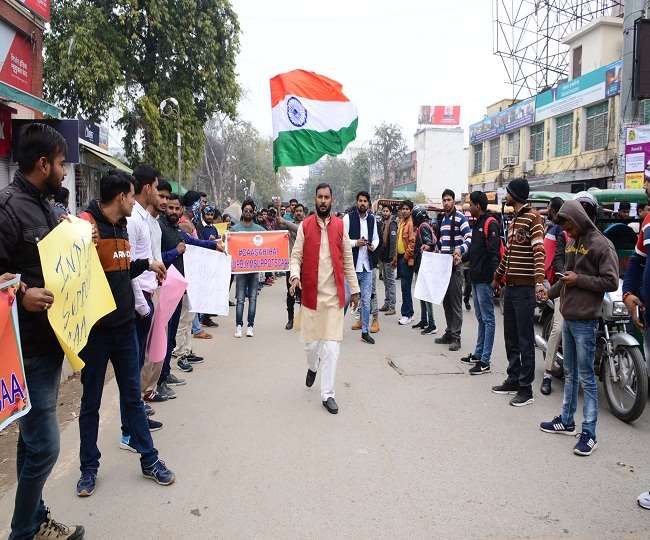 सीएए के समर्थन में भारतीय जनता युवा मोर्चा ने अलीगढ़ में बनाई मानव श्रृंखला