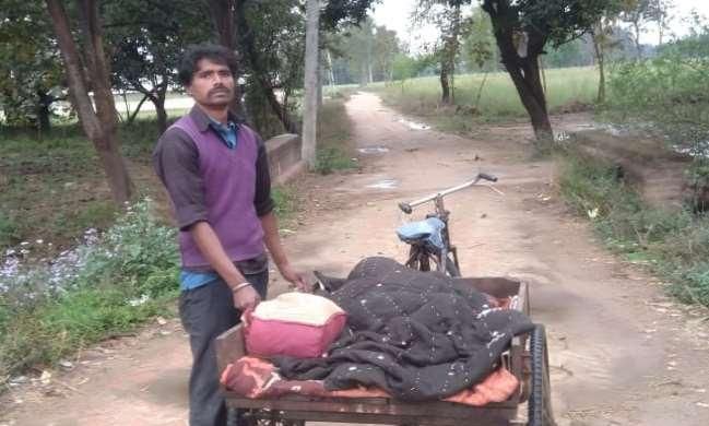 ठेले पर दादी का शव लेकर बुआ के घर पहुंचा पोता ठेले पर दादी का शव लेकर बुआ के घर पहुंचा पोता