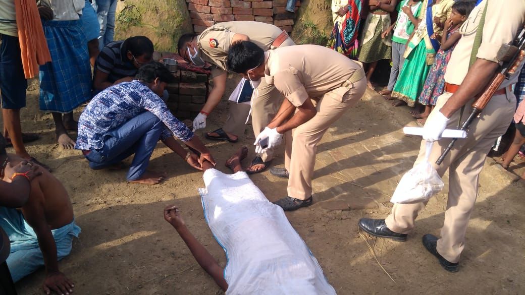 चंदौली- युवक ने छत की सीलिंग से झूलकर बीती देर रात मौत को लगाया गले, शव देखकर परिजन रह गये सन्न- शव को कब्जे में लेकर अग्रिम करवाई में जुटी पुलिस- कंदवा थाना क्षेत्र के अरंगी गांव का मामला।।