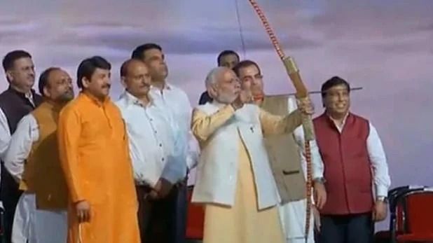 दिल्ली : द्वारका में पीएम मोदी ने किया 107 फीट के रावण के पुतले का दहन दिल्ली : द्वारका में पीएम मोदी ने किया 107 फीट के रावण के पुतले का दहन