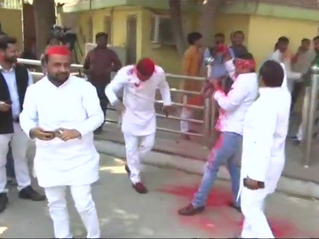 सपा कार्यकर्ताओं ने लगाए बुआ-भतीजा जिंदाबाद के नारे सपा कार्यकर्ताओं ने लगाए बुआ-भतीजा जिंदाबाद के नारे