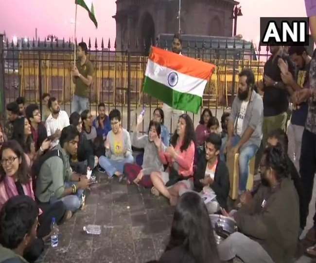 जेएनयू हिंसा में कई लोग घायल, पुलिस ने रातभर किया फ्लैग मार्च