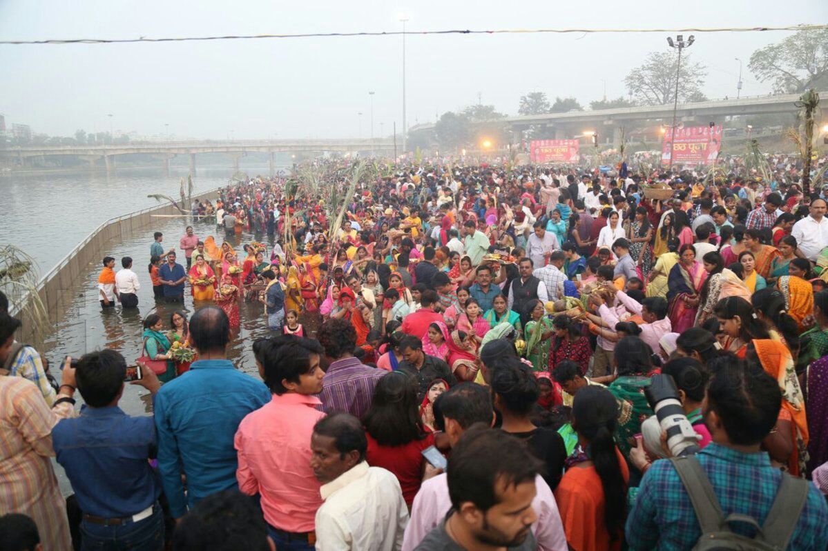 लखनऊ : लक्ष्मण मेला मैदान में छठ पूजा के अवसर पर गोमती नदी के तट पर अस्ताचलगामी सूर्य को अर्घ्य देतीं महिला श्रद्धालू