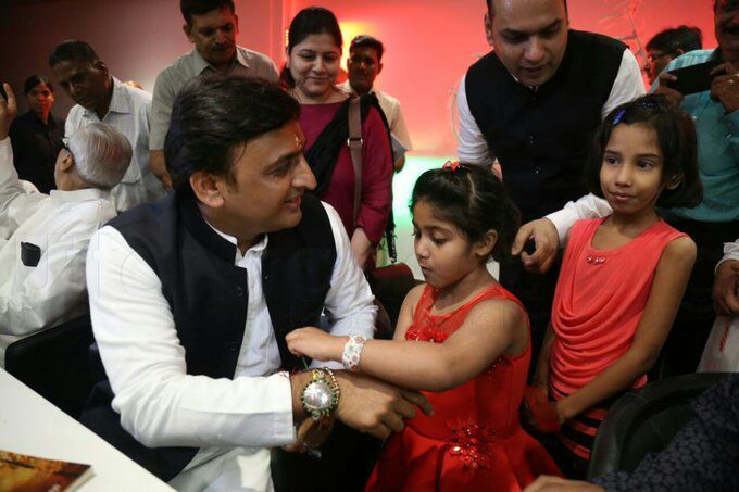 अखिलेश ने बच्चों-महिलाओं से बंधवाई राखी, नेग में दिए 1-1 हजार