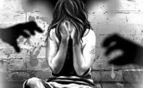 छात्रा से रेप की कोशिश करने वाले अधेड़ को महिलाओं ने जमकर धुना छात्रा से रेप की कोशिश करने वाले अधेड़ को महिलाओं ने जमकर धुना
